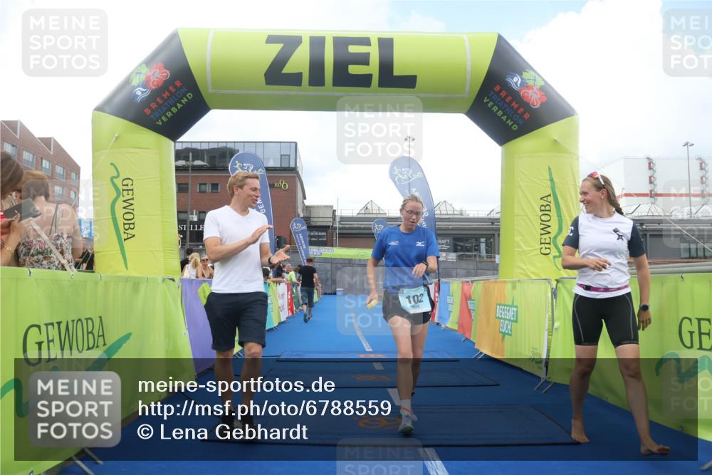 11.08.2024 - GEWOBA Citytriathlon Bremen Lena Gebhardt http://msf.ph/oto/6788559 11.08.2024 11:22:45 Ziel 100, 102 meine-sportfotos.de