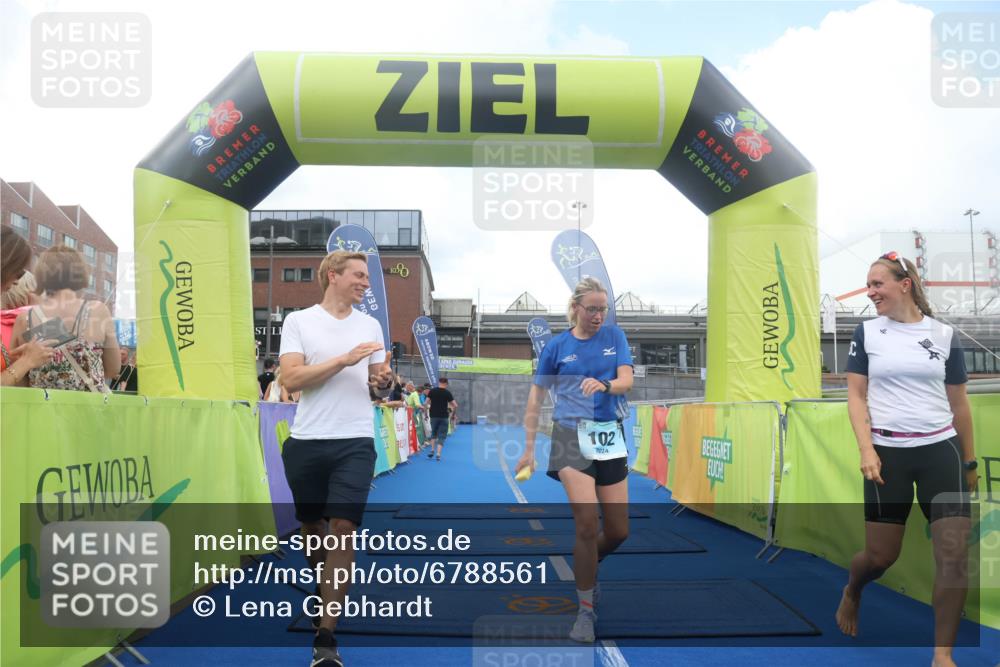 11.08.2024 - GEWOBA Citytriathlon Bremen Lena Gebhardt http://msf.ph/oto/6788561 11.08.2024 11:22:45 Ziel 100, 102 meine-sportfotos.de
