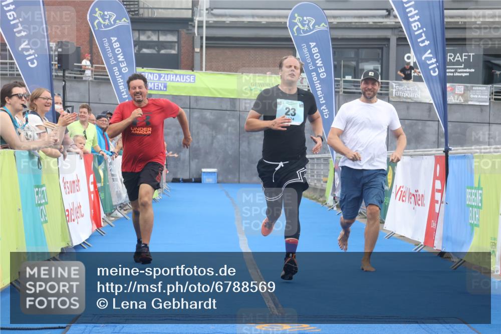 11.08.2024 - GEWOBA Citytriathlon Bremen Lena Gebhardt http://msf.ph/oto/6788569 11.08.2024 11:23:08 Ziel 23 meine-sportfotos.de