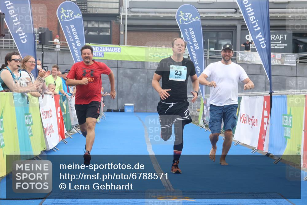 11.08.2024 - GEWOBA Citytriathlon Bremen Lena Gebhardt http://msf.ph/oto/6788571 11.08.2024 11:23:08 Ziel 23 meine-sportfotos.de