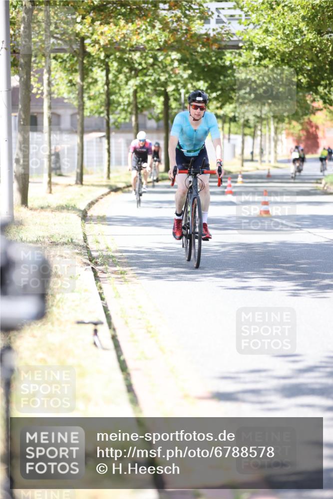 11.08.2024 - GEWOBA Citytriathlon Bremen H.Heesch http://msf.ph/oto/6788578 11.08.2024 13:14:49 Radfahren 289, 292, 400, 410, 436, 470, 516 meine-sportfotos.de