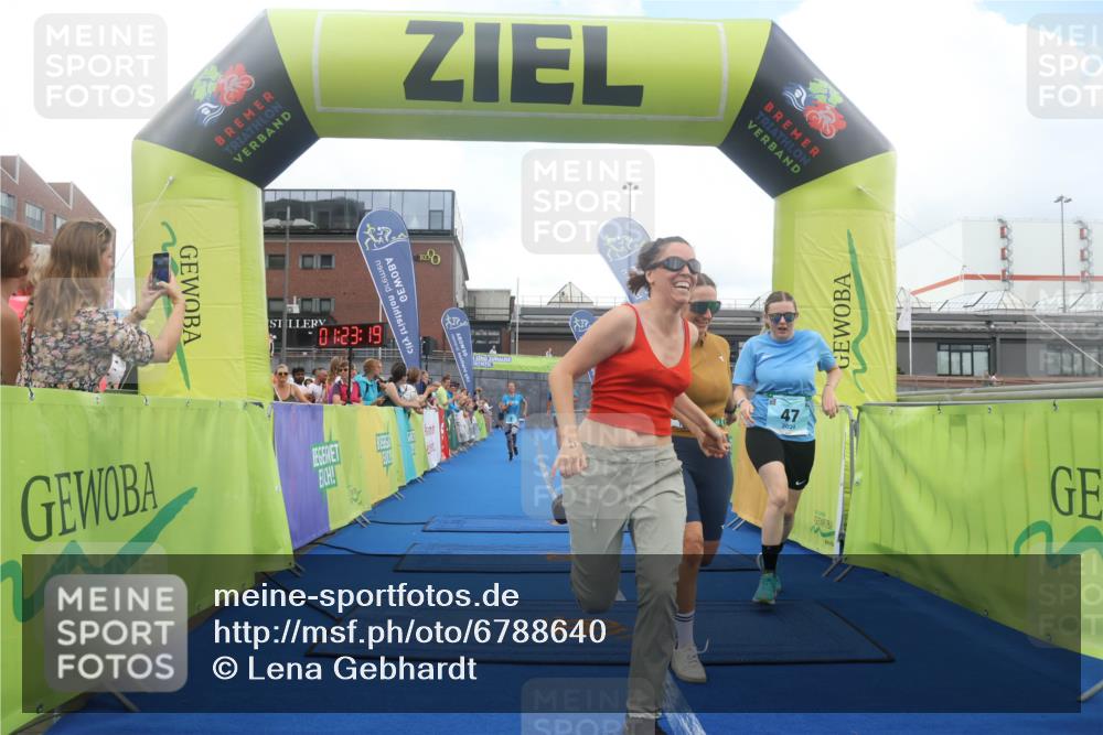 11.08.2024 - GEWOBA Citytriathlon Bremen Lena Gebhardt http://msf.ph/oto/6788640 11.08.2024 11:23:22 Ziel 2, 47 meine-sportfotos.de