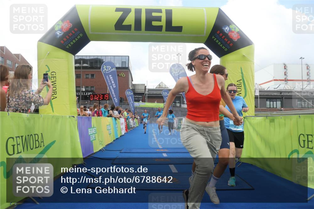11.08.2024 - GEWOBA Citytriathlon Bremen Lena Gebhardt http://msf.ph/oto/6788642 11.08.2024 11:23:22 Ziel 2, 47 meine-sportfotos.de