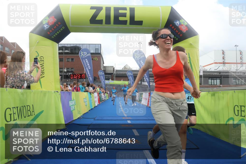 11.08.2024 - GEWOBA Citytriathlon Bremen Lena Gebhardt http://msf.ph/oto/6788643 11.08.2024 11:23:22 Ziel 2, 47 meine-sportfotos.de
