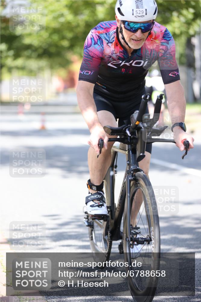 11.08.2024 - GEWOBA Citytriathlon Bremen H.Heesch http://msf.ph/oto/6788658 11.08.2024 13:14:52 Radfahren 292, 400, 401, 436, 470, 516 meine-sportfotos.de