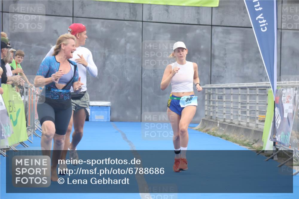 11.08.2024 - GEWOBA Citytriathlon Bremen Lena Gebhardt http://msf.ph/oto/6788686 11.08.2024 11:23:33 Ziel 2, 88 meine-sportfotos.de