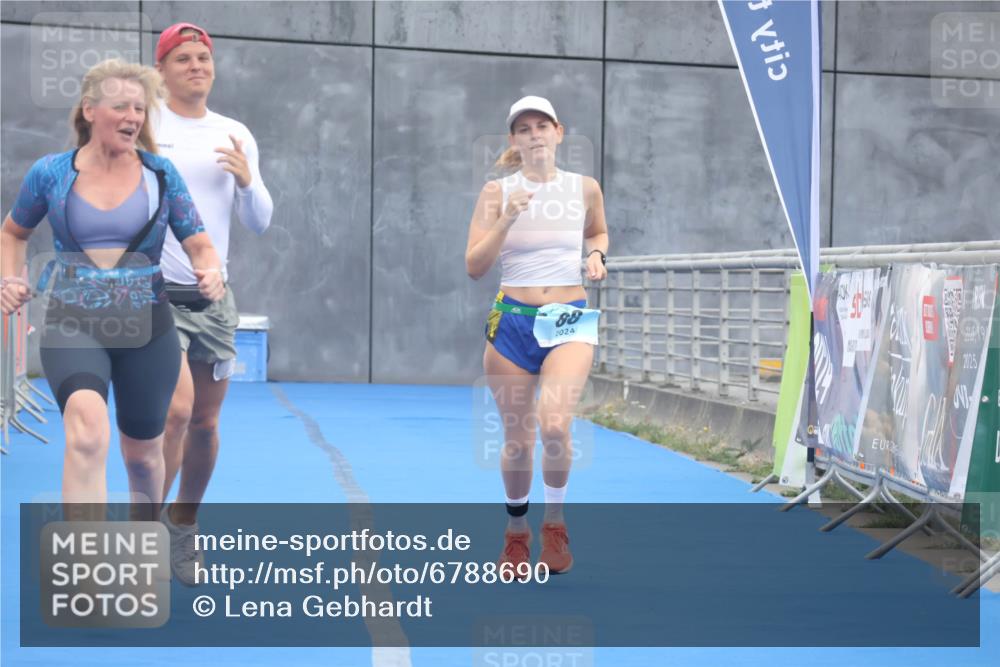 11.08.2024 - GEWOBA Citytriathlon Bremen Lena Gebhardt http://msf.ph/oto/6788690 11.08.2024 11:23:33 Ziel 2, 88 meine-sportfotos.de