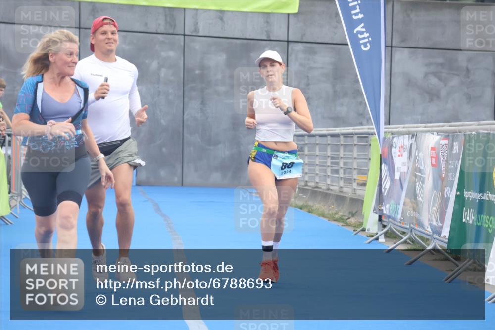 11.08.2024 - GEWOBA Citytriathlon Bremen Lena Gebhardt http://msf.ph/oto/6788693 11.08.2024 11:23:34 Ziel 88 meine-sportfotos.de