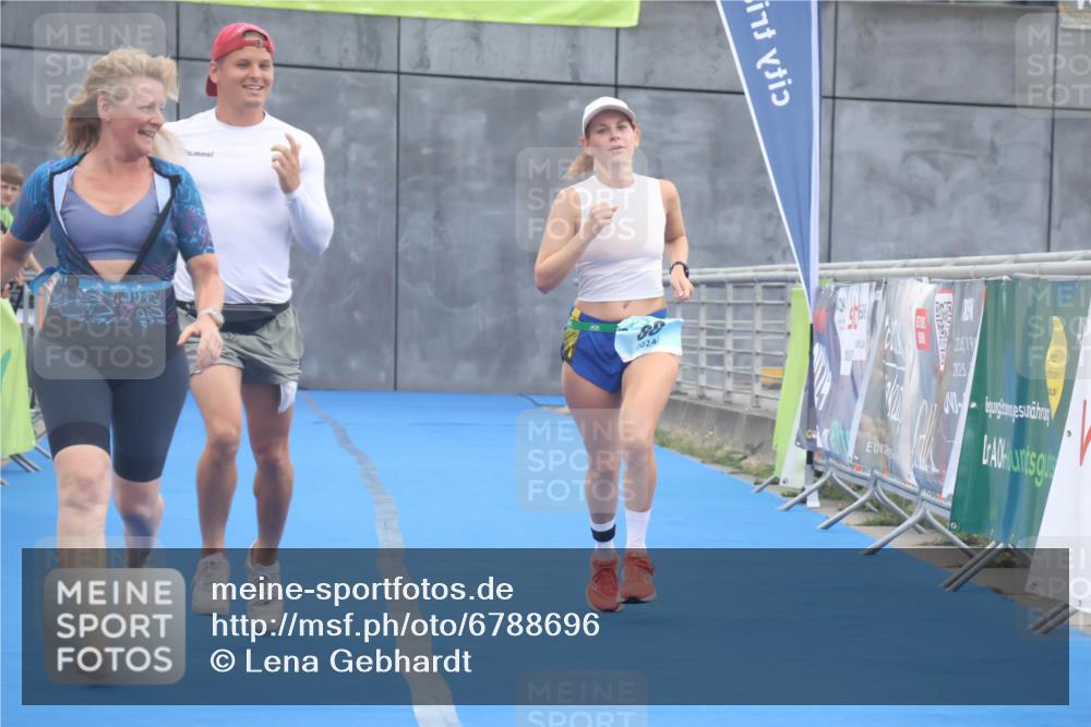 11.08.2024 - GEWOBA Citytriathlon Bremen Lena Gebhardt http://msf.ph/oto/6788696 11.08.2024 11:23:34 Ziel 88 meine-sportfotos.de