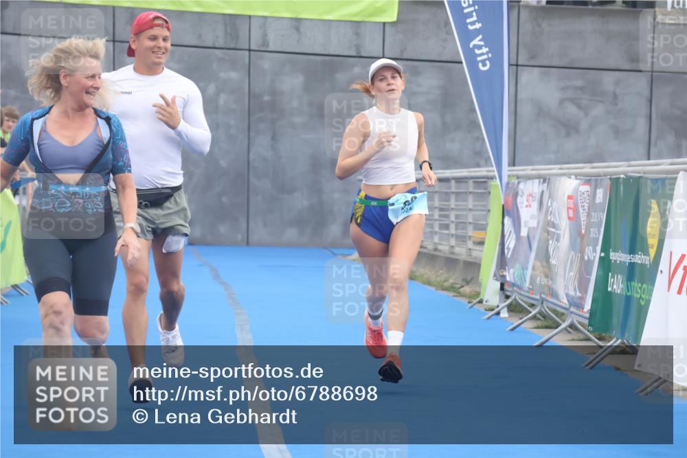 11.08.2024 - GEWOBA Citytriathlon Bremen Lena Gebhardt http://msf.ph/oto/6788698 11.08.2024 11:23:34 Ziel 88 meine-sportfotos.de