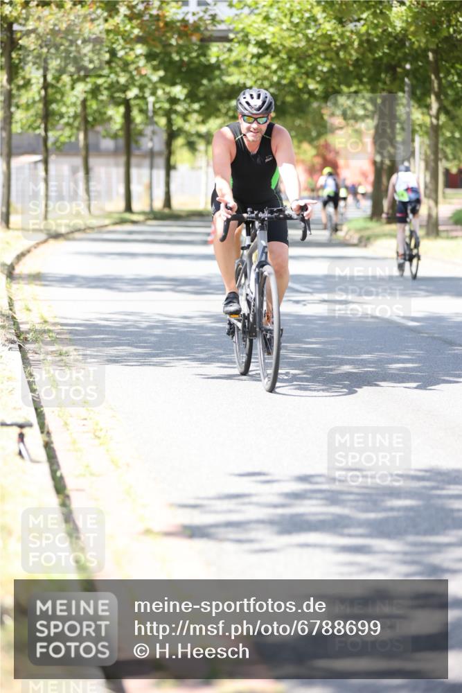 11.08.2024 - GEWOBA Citytriathlon Bremen H.Heesch http://msf.ph/oto/6788699 11.08.2024 13:15:03 Radfahren xxx, 401, 477, 516 meine-sportfotos.de
