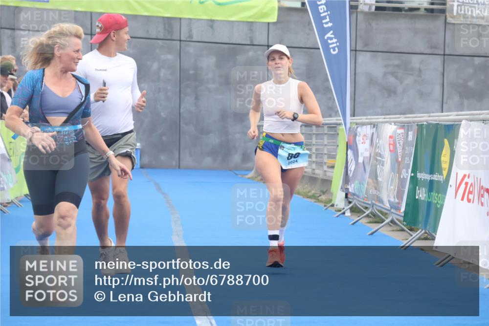 11.08.2024 - GEWOBA Citytriathlon Bremen Lena Gebhardt http://msf.ph/oto/6788700 11.08.2024 11:23:34 Ziel 88 meine-sportfotos.de