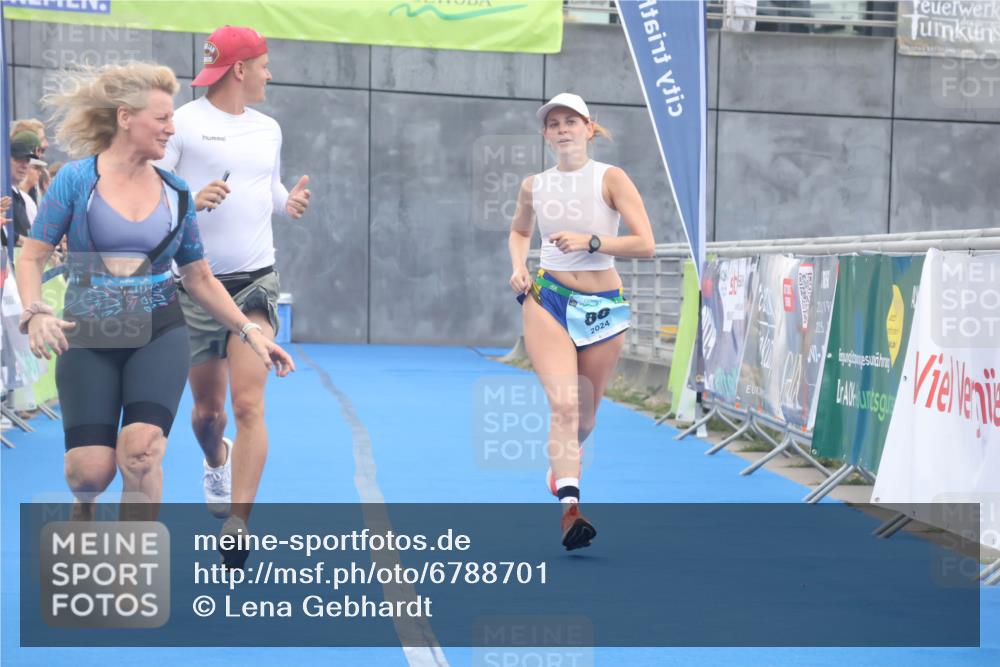 11.08.2024 - GEWOBA Citytriathlon Bremen Lena Gebhardt http://msf.ph/oto/6788701 11.08.2024 11:23:34 Ziel 88 meine-sportfotos.de