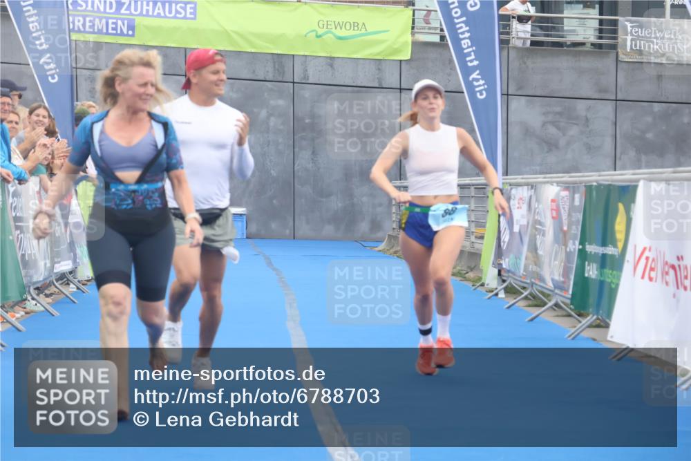 11.08.2024 - GEWOBA Citytriathlon Bremen Lena Gebhardt http://msf.ph/oto/6788703 11.08.2024 11:23:35 Ziel 88 meine-sportfotos.de