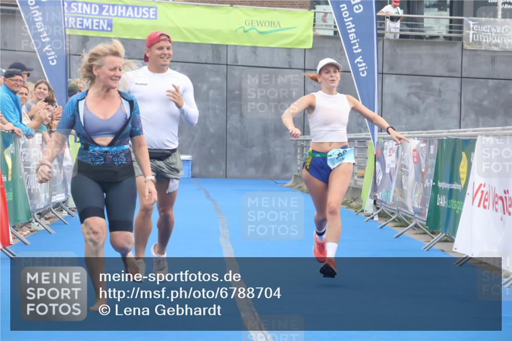 11.08.2024 - GEWOBA Citytriathlon Bremen Lena Gebhardt http://msf.ph/oto/6788704 11.08.2024 11:23:35 Ziel 88 meine-sportfotos.de