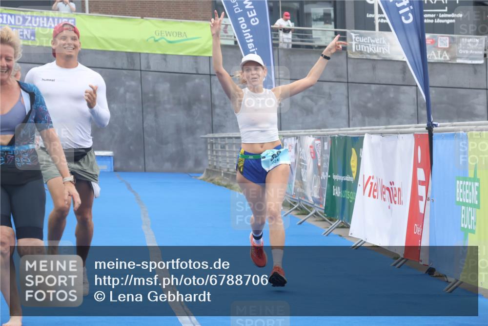 11.08.2024 - GEWOBA Citytriathlon Bremen Lena Gebhardt http://msf.ph/oto/6788706 11.08.2024 11:23:35 Ziel 88 meine-sportfotos.de