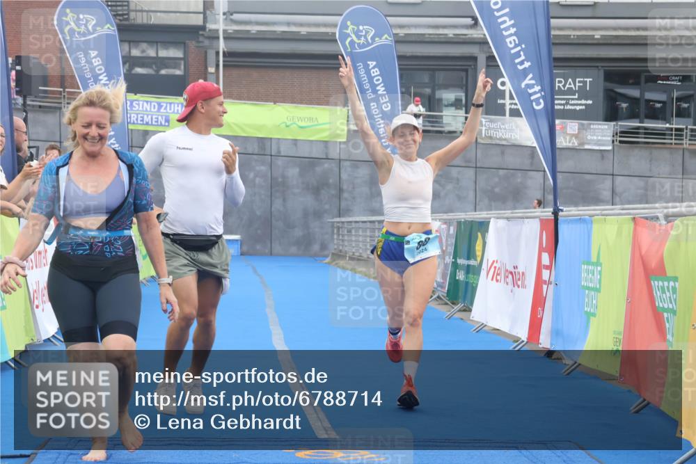 11.08.2024 - GEWOBA Citytriathlon Bremen Lena Gebhardt http://msf.ph/oto/6788714 11.08.2024 11:23:36 Ziel 88 meine-sportfotos.de