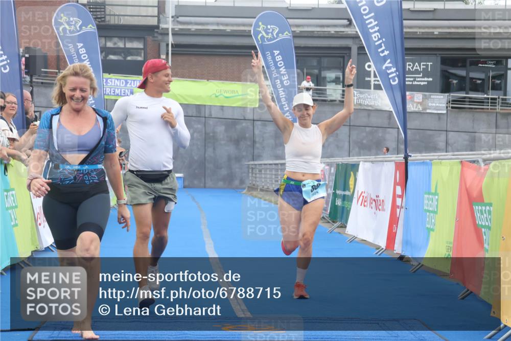 11.08.2024 - GEWOBA Citytriathlon Bremen Lena Gebhardt http://msf.ph/oto/6788715 11.08.2024 11:23:36 Ziel 88 meine-sportfotos.de