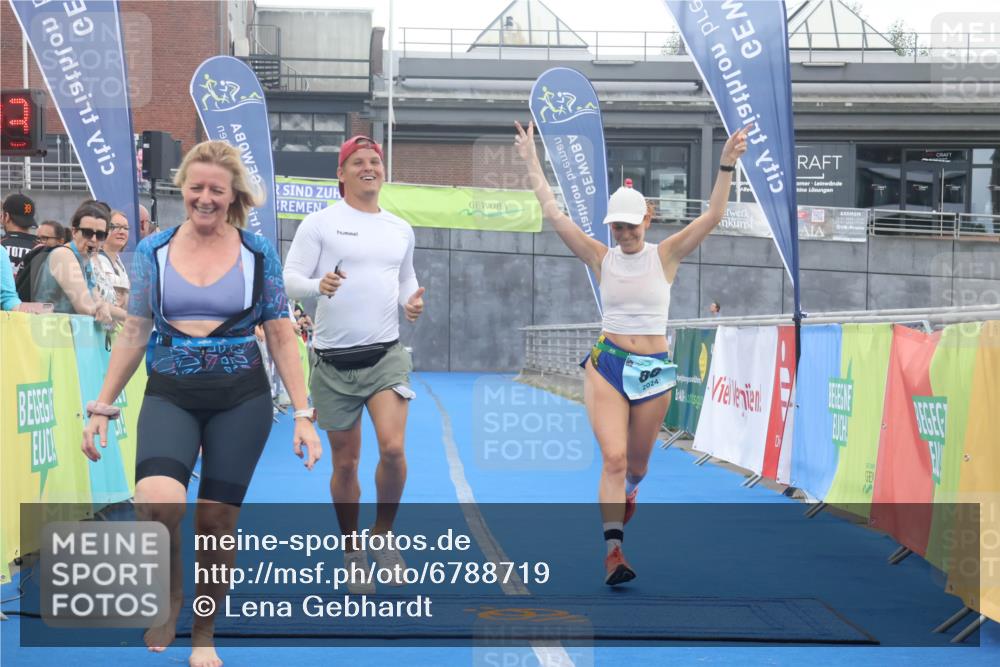 11.08.2024 - GEWOBA Citytriathlon Bremen Lena Gebhardt http://msf.ph/oto/6788719 11.08.2024 11:23:36 Ziel 88 meine-sportfotos.de
