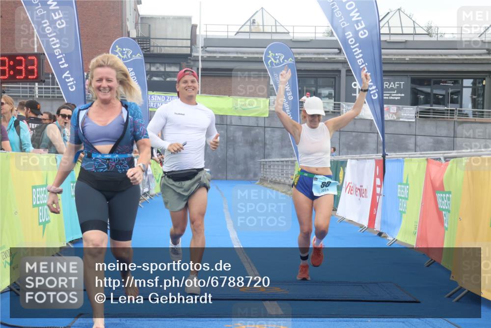 11.08.2024 - GEWOBA Citytriathlon Bremen Lena Gebhardt http://msf.ph/oto/6788720 11.08.2024 11:23:37 Ziel 88 meine-sportfotos.de