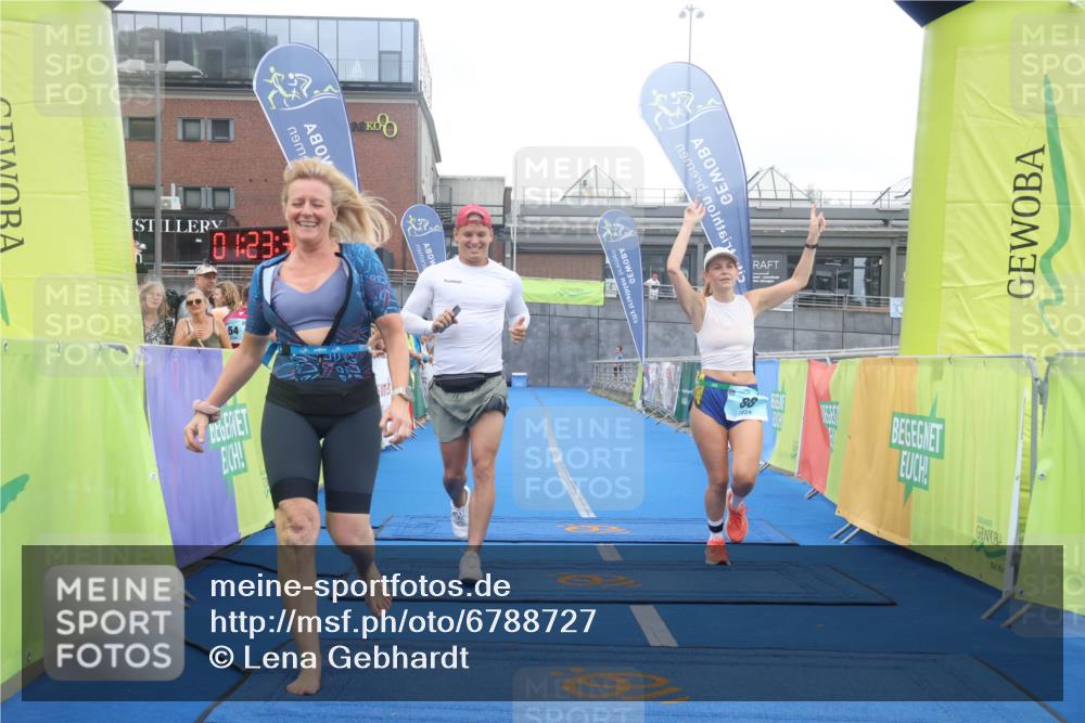 11.08.2024 - GEWOBA Citytriathlon Bremen Lena Gebhardt http://msf.ph/oto/6788727 11.08.2024 11:23:37 Ziel 88 meine-sportfotos.de