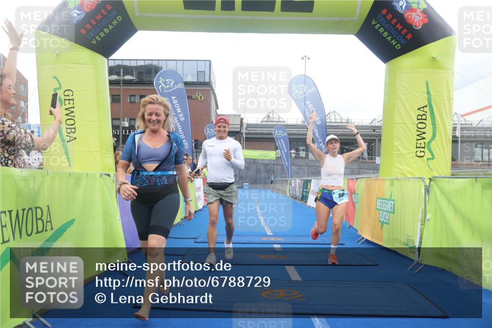 11.08.2024 - GEWOBA Citytriathlon Bremen Lena Gebhardt http://msf.ph/oto/6788729 11.08.2024 11:23:38 Ziel 88, 89 meine-sportfotos.de