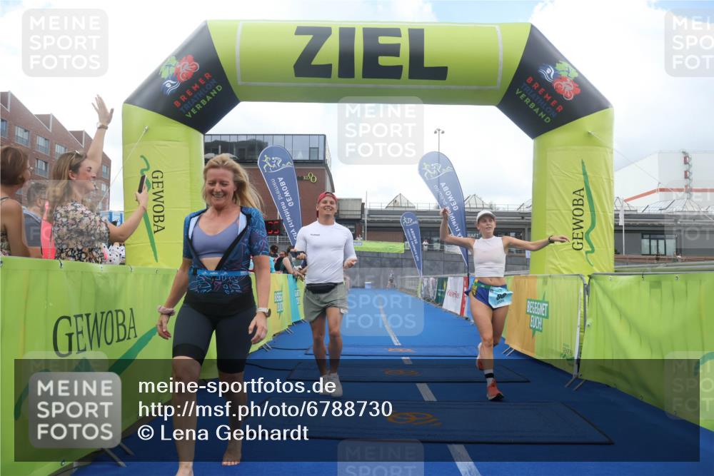 11.08.2024 - GEWOBA Citytriathlon Bremen Lena Gebhardt http://msf.ph/oto/6788730 11.08.2024 11:23:38 Ziel 88, 89 meine-sportfotos.de