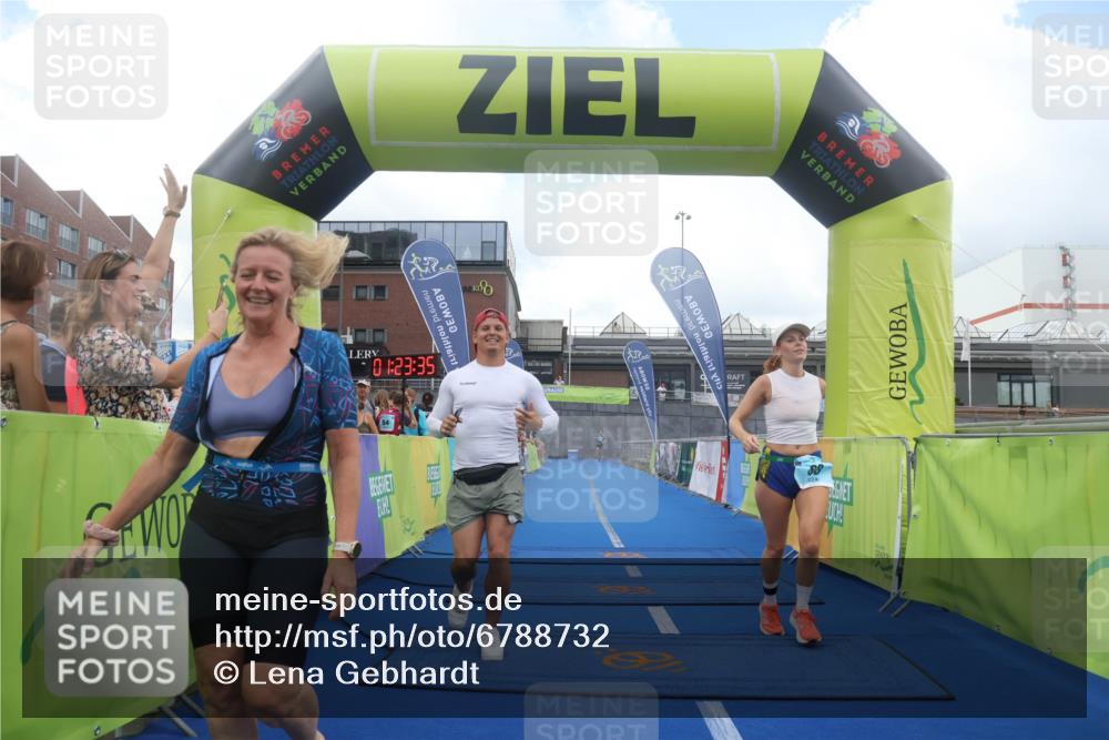 11.08.2024 - GEWOBA Citytriathlon Bremen Lena Gebhardt http://msf.ph/oto/6788732 11.08.2024 11:23:38 Ziel 88, 89 meine-sportfotos.de