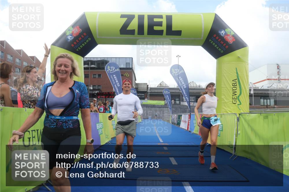 11.08.2024 - GEWOBA Citytriathlon Bremen Lena Gebhardt http://msf.ph/oto/6788733 11.08.2024 11:23:38 Ziel 88, 89 meine-sportfotos.de