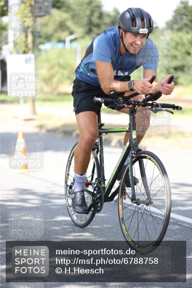 11.08.2024 - GEWOBA Citytriathlon Bremen H.Heesch http://msf.ph/oto/6788758 11.08.2024 13:15:04 Radfahren xxx, 401, 477, 516, 610 meine-sportfotos.de