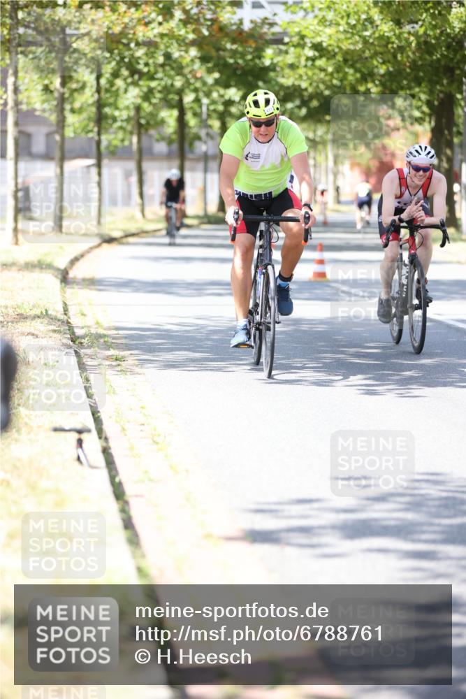 11.08.2024 - GEWOBA Citytriathlon Bremen H.Heesch http://msf.ph/oto/6788761 11.08.2024 13:15:15 Radfahren xxx, 359, 384, 401, 464, 477, 496, 498, 610 meine-sportfotos.de