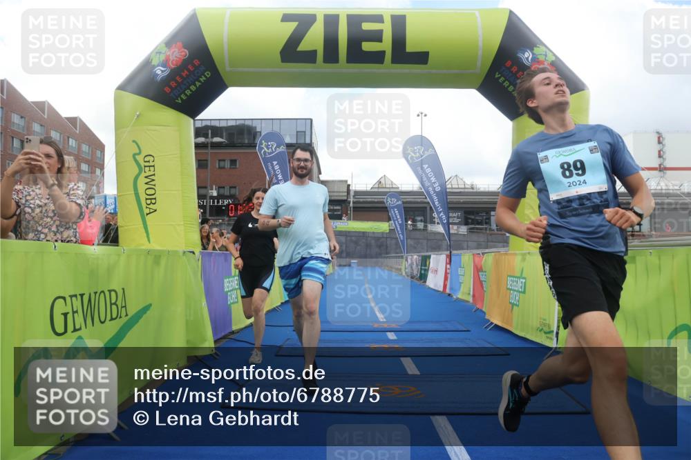 11.08.2024 - GEWOBA Citytriathlon Bremen Lena Gebhardt http://msf.ph/oto/6788775 11.08.2024 11:23:49 Ziel 89 meine-sportfotos.de