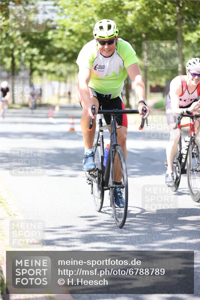 11.08.2024 - GEWOBA Citytriathlon Bremen H.Heesch http://msf.ph/oto/6788789 11.08.2024 13:15:16 Radfahren xxx, 359, 384, 401, 464, 477, 496, 498, 558, 610 meine-sportfotos.de