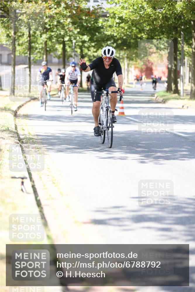 11.08.2024 - GEWOBA Citytriathlon Bremen H.Heesch http://msf.ph/oto/6788792 11.08.2024 13:15:18 Radfahren xxx, 359, 384, 464, 473, 477, 496, 498, 558, 610, 636 meine-sportfotos.de