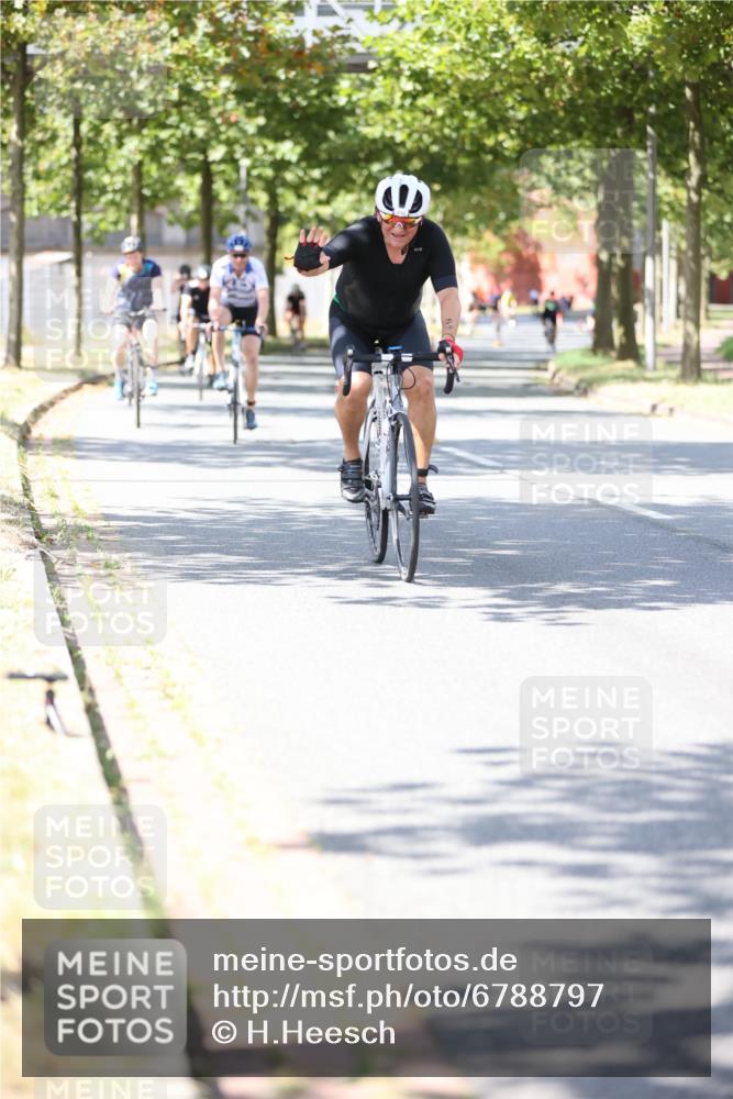 11.08.2024 - GEWOBA Citytriathlon Bremen H.Heesch http://msf.ph/oto/6788797 11.08.2024 13:15:18 Radfahren xxx, 359, 384, 464, 473, 477, 496, 498, 558, 610, 636 meine-sportfotos.de