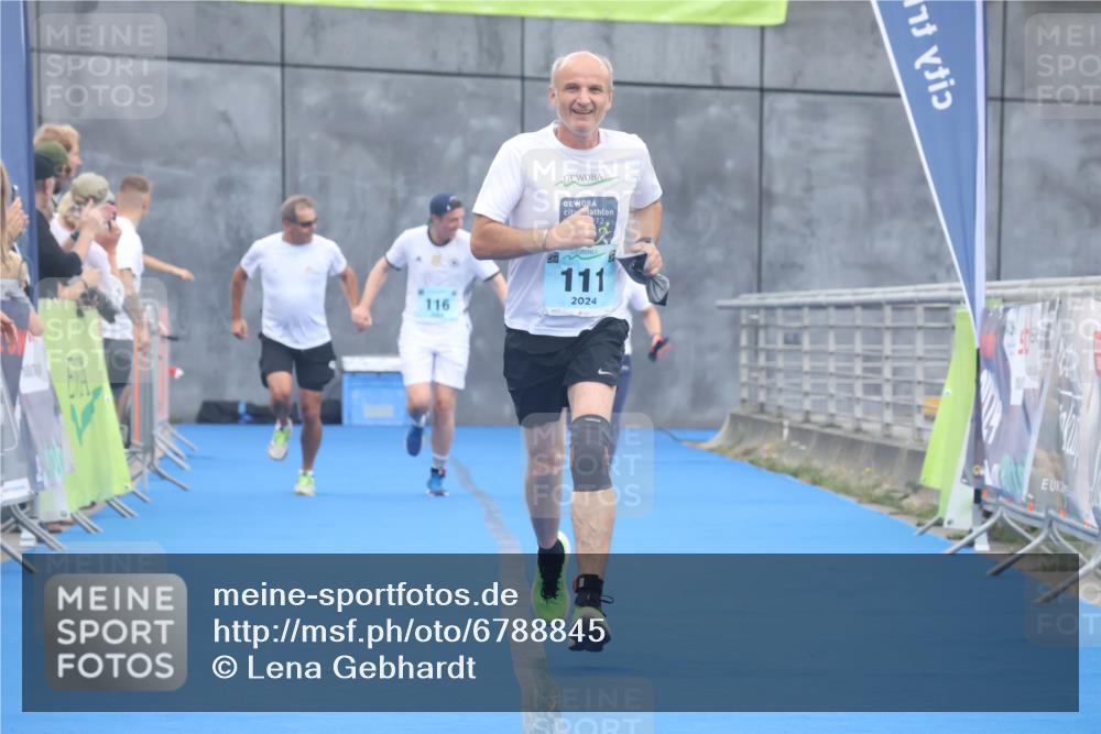11.08.2024 - GEWOBA Citytriathlon Bremen Lena Gebhardt http://msf.ph/oto/6788845 11.08.2024 11:24:55 Ziel 111, 116 meine-sportfotos.de