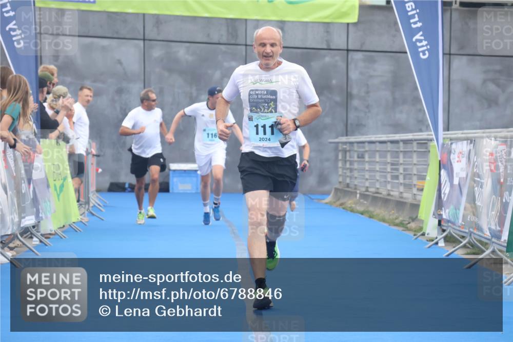 11.08.2024 - GEWOBA Citytriathlon Bremen Lena Gebhardt http://msf.ph/oto/6788846 11.08.2024 11:24:55 Ziel 111, 116 meine-sportfotos.de