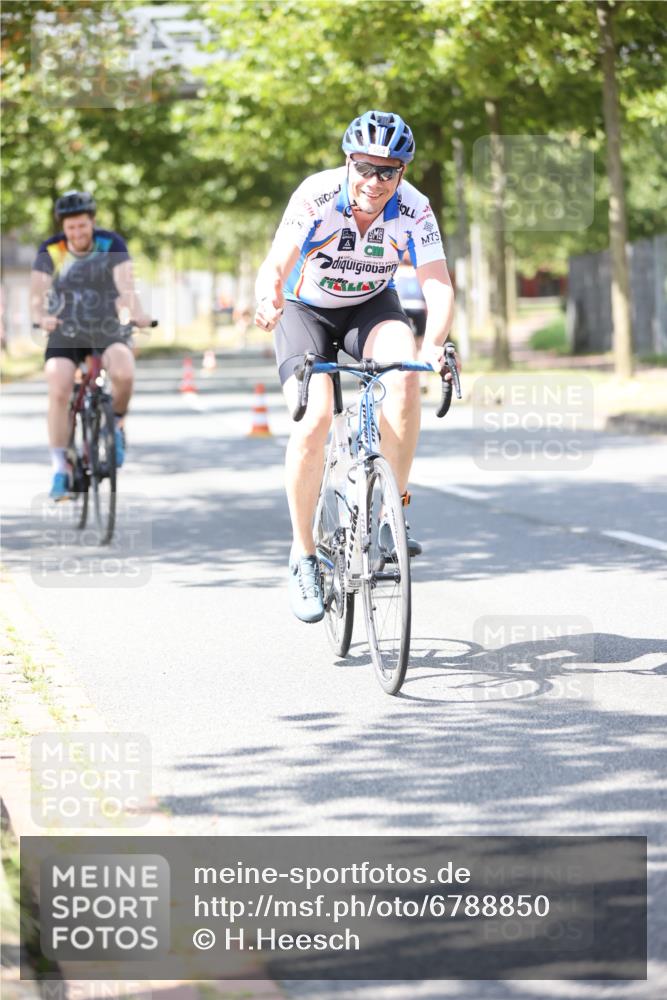 11.08.2024 - GEWOBA Citytriathlon Bremen H.Heesch http://msf.ph/oto/6788850 11.08.2024 13:15:20 Radfahren xxx, 359, 384, 433, 464, 473, 477, 496, 498, 558, 610, 636 meine-sportfotos.de