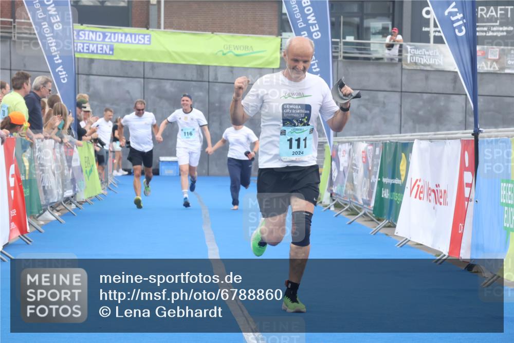 11.08.2024 - GEWOBA Citytriathlon Bremen Lena Gebhardt http://msf.ph/oto/6788860 11.08.2024 11:24:57 Ziel 111, 116 meine-sportfotos.de