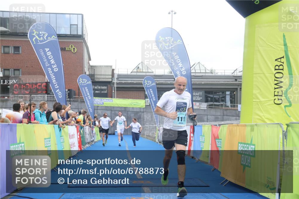 11.08.2024 - GEWOBA Citytriathlon Bremen Lena Gebhardt http://msf.ph/oto/6788873 11.08.2024 11:24:59 Ziel 111, 116 meine-sportfotos.de