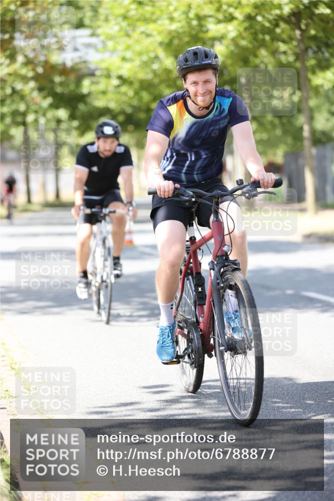 11.08.2024 - GEWOBA Citytriathlon Bremen H.Heesch http://msf.ph/oto/6788877 11.08.2024 13:15:21 Radfahren xxx, 359, 384, 433, 464, 473, 477, 496, 498, 558, 610, 636 meine-sportfotos.de