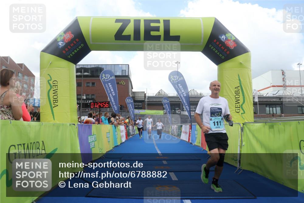 11.08.2024 - GEWOBA Citytriathlon Bremen Lena Gebhardt http://msf.ph/oto/6788882 11.08.2024 11:25:00 Ziel 111, 116 meine-sportfotos.de