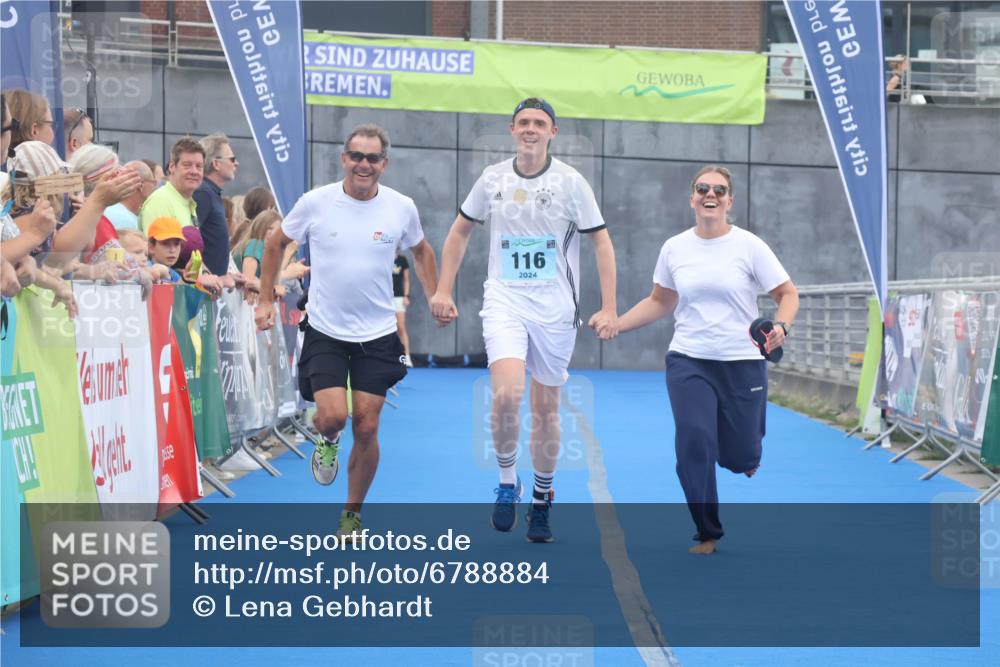 11.08.2024 - GEWOBA Citytriathlon Bremen Lena Gebhardt http://msf.ph/oto/6788884 11.08.2024 11:25:01 Ziel 111, 116 meine-sportfotos.de