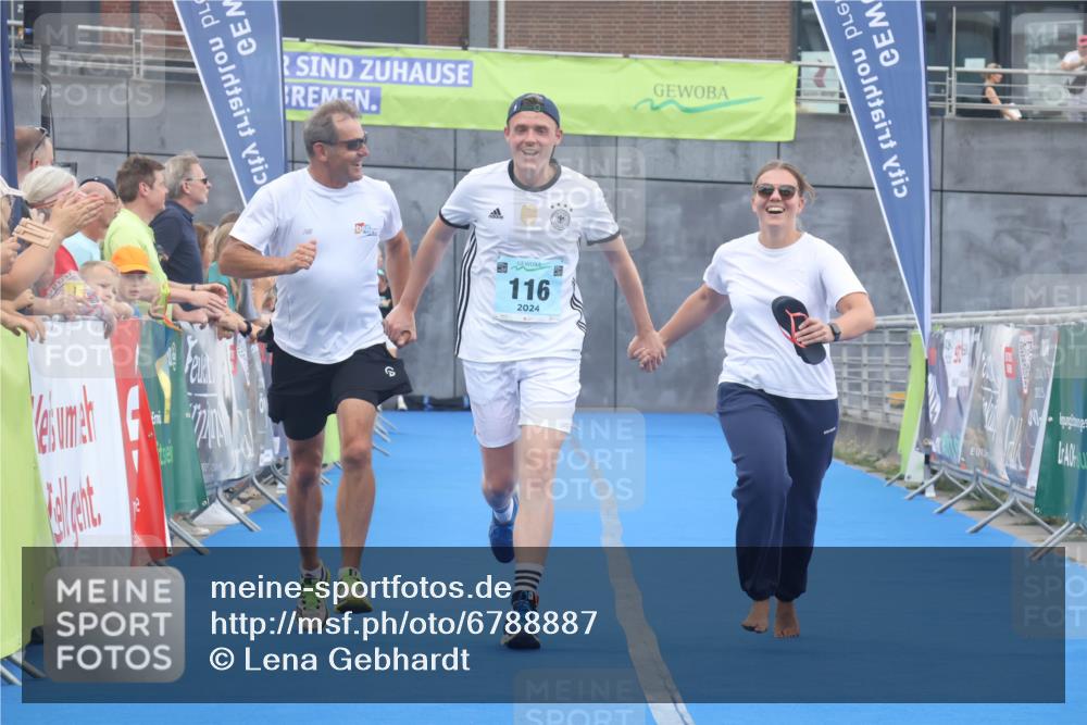 11.08.2024 - GEWOBA Citytriathlon Bremen Lena Gebhardt http://msf.ph/oto/6788887 11.08.2024 11:25:01 Ziel 111, 116 meine-sportfotos.de
