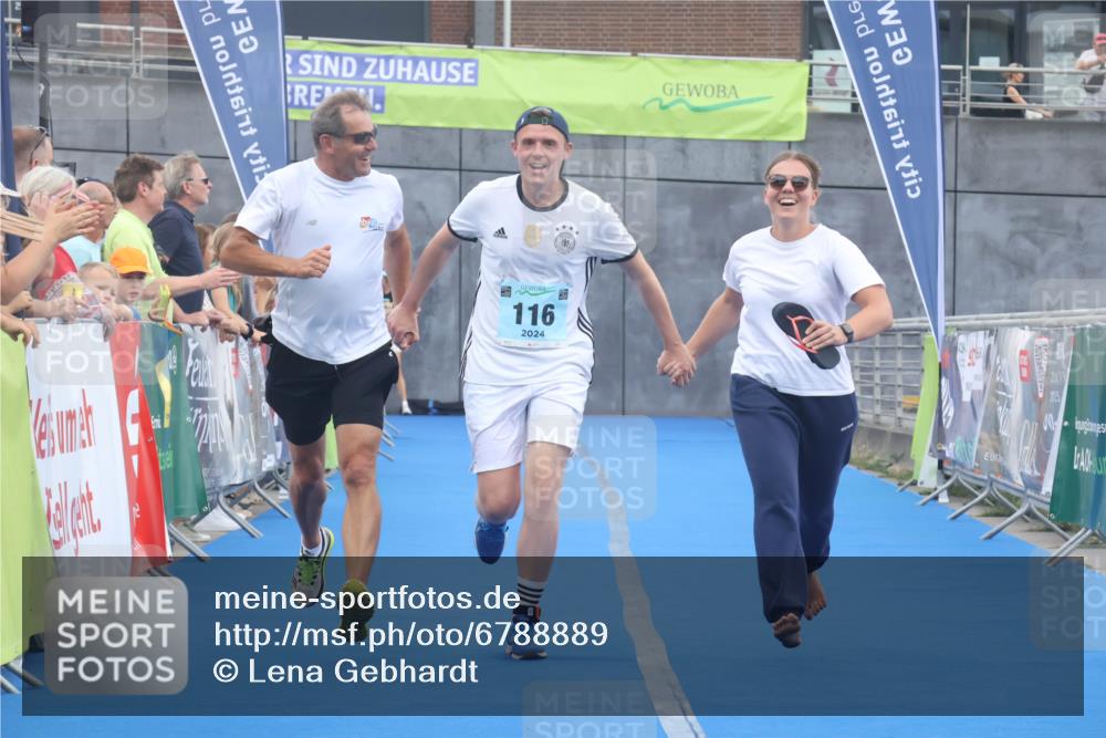 11.08.2024 - GEWOBA Citytriathlon Bremen Lena Gebhardt http://msf.ph/oto/6788889 11.08.2024 11:25:01 Ziel 111, 116 meine-sportfotos.de