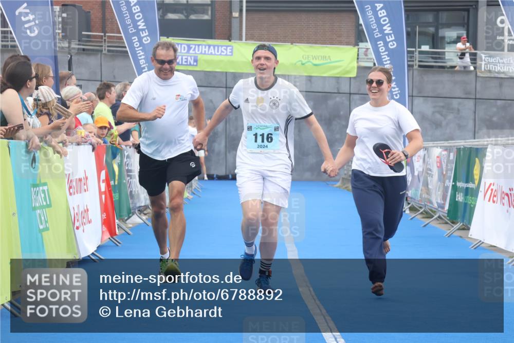 11.08.2024 - GEWOBA Citytriathlon Bremen Lena Gebhardt http://msf.ph/oto/6788892 11.08.2024 11:25:02 Ziel 111, 116 meine-sportfotos.de