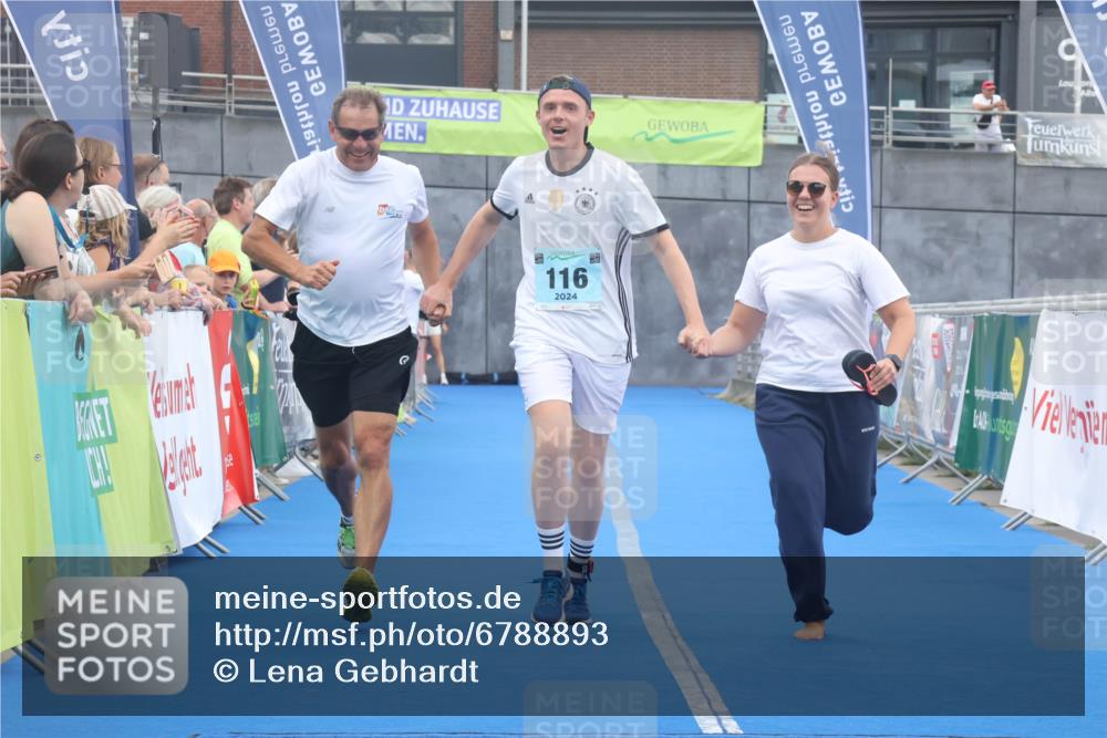 11.08.2024 - GEWOBA Citytriathlon Bremen Lena Gebhardt http://msf.ph/oto/6788893 11.08.2024 11:25:02 Ziel 111, 116 meine-sportfotos.de