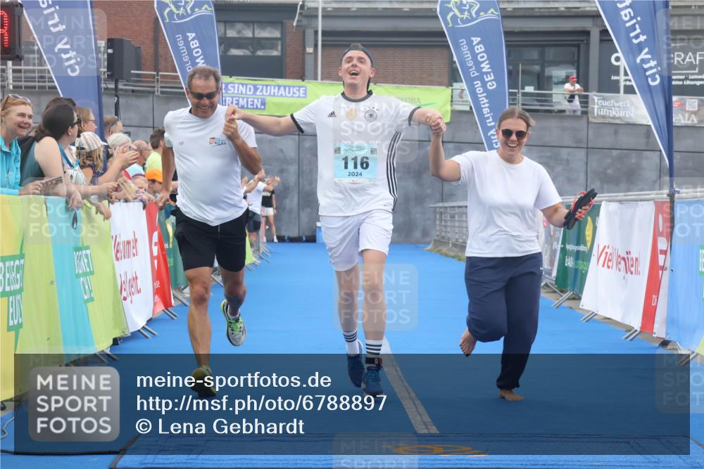 11.08.2024 - GEWOBA Citytriathlon Bremen Lena Gebhardt http://msf.ph/oto/6788897 11.08.2024 11:25:02 Ziel 111, 116 meine-sportfotos.de