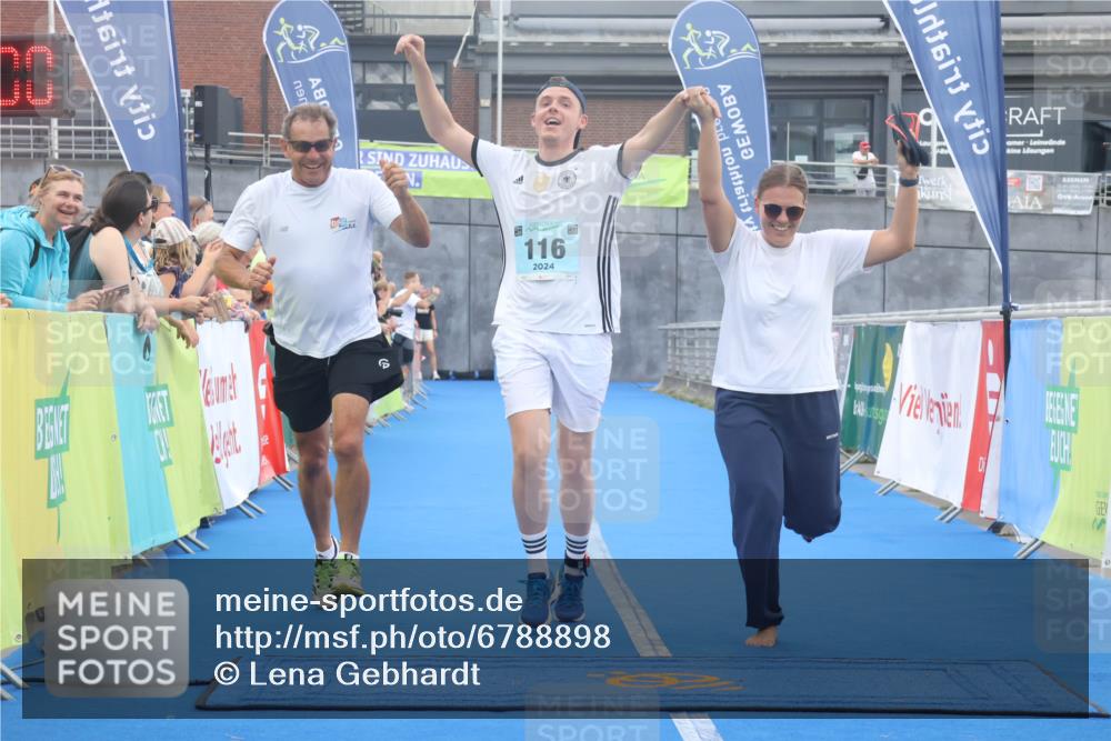 11.08.2024 - GEWOBA Citytriathlon Bremen Lena Gebhardt http://msf.ph/oto/6788898 11.08.2024 11:25:03 Ziel 111, 116 meine-sportfotos.de