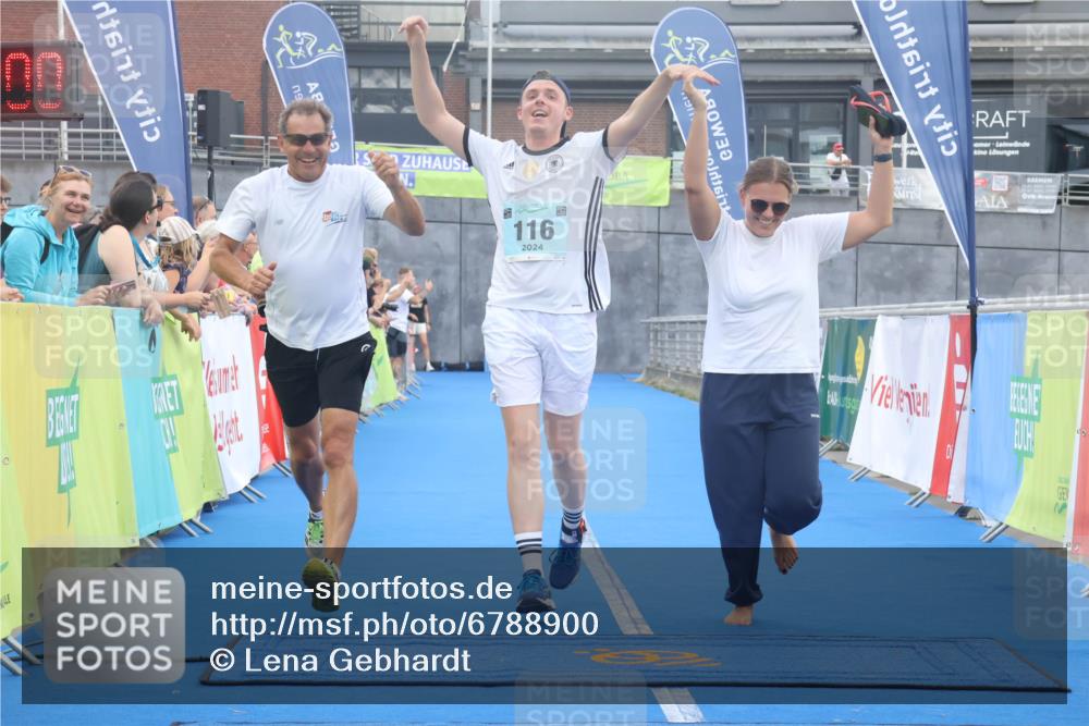 11.08.2024 - GEWOBA Citytriathlon Bremen Lena Gebhardt http://msf.ph/oto/6788900 11.08.2024 11:25:03 Ziel 111, 116 meine-sportfotos.de